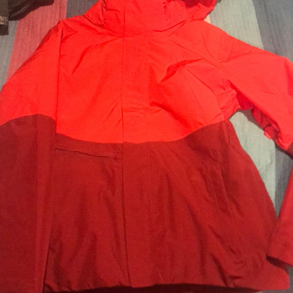 2 tone red North face windbreaker - Picture 2 of 2